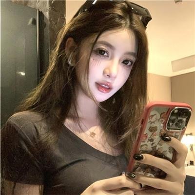 泳池里的女人